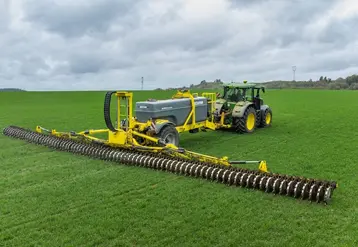 <em class="placeholder">Appareil d&#039;injection d&#039;engrais liquide Bednar Neveon EE attelé à un tracteur John Deere</em>