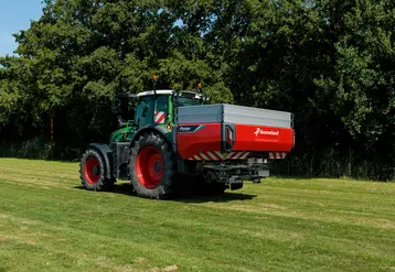 <em class="placeholder">Epandeur d&#039;engrais Kverneland Alentix sur tracteur Fendt</em>