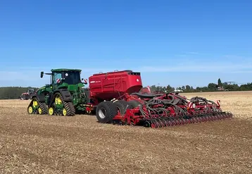 <em class="placeholder">Combiné de semis Versa 7 SW de 7,20 mètres de large avec tracteur John Deere 9RX</em>