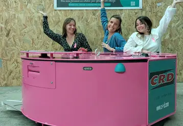 Robot aspirateur de lisier CRD de couleur rose - opération Octobre Rose