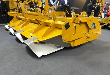 <em class="placeholder">Fraise rotative Alpego Tyson en 7,5 m de largeur de travail avec des capes de buttage.</em>