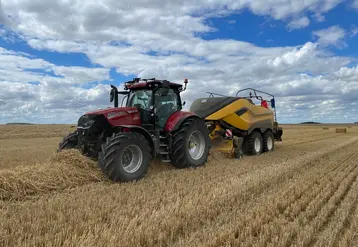 <em class="placeholder">Tracteur Case IH Puma 240 CVX et presse New Holland BigBaler 1290 High Density équipée de l&#039;automatisme IntelliSense.</em>