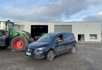 <em class="placeholder">Mercedes e-citan devant un tracteur Fendt</em>