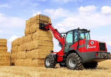 <em class="placeholder">Chargeuse télescopique articulée télescopique Schäffer à la manutention de paille.</em>