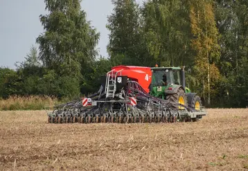 <em class="placeholder">Semoir direct Novag T-ForcePlus 750 derrière un tracteur John Deere</em>