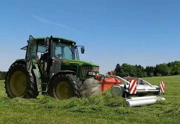 <em class="placeholder">Tracteur John Deere 6130 et andaineur à tapis frontal Reiter Respiro R3 Compact</em>