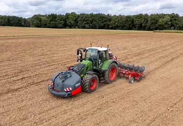 <em class="placeholder">Cuve de pulvérisation/fertilisation frontale Horsch Leeb 1.4 CT attelée sur un tracteur Fendt 620 Vario équipé d'un semoir monograine Horsch Maestro 12 RV</em>