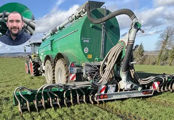 Adrien Letellier, trésorier de la Cuma du Don de Landelles-et Coupigny dans le Calvados, et la tonne à lisier Samson TG20 équipée d’un injecteur à disques spécial prairie