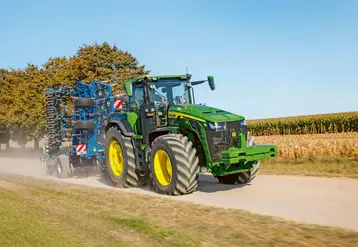 Tracteur John Deere 8R540 sur la route 