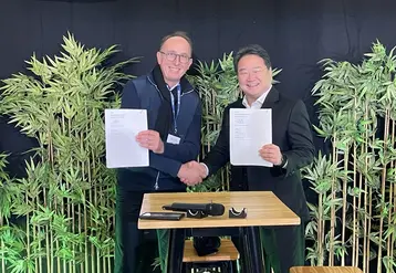 Douglas Kang (à droite sur la photo) et Matthias Carrière, respectivement CEO de Kioti Europe et directeur général de Naïo.