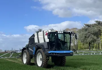 <em class="placeholder">Pulvérisateur automoteur Evrard Vega au champ</em>