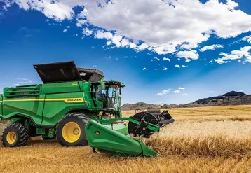 <em class="placeholder">Moissonneuse-batteuse John Deere X9.1100</em>