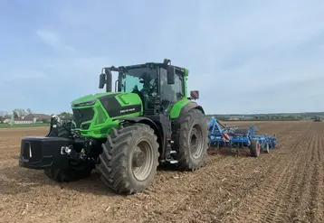 <em class="placeholder">Tracteur Deutz-Fahr 8310 TTV avec déchaumeur à dents Lemken</em>