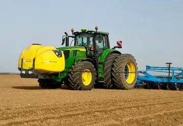 <em class="placeholder">Ensemble cuve frontale Arland et semoir monograine Monosem avec tracteur John Deere.</em>