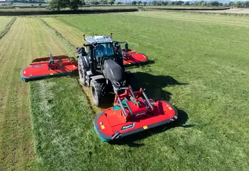 <em class="placeholder">Groupe de fauche triple Kverneland avec tracteur Valtra</em>