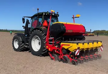 <em class="placeholder">Semoir monograine Väderstad Tempo T 6 attelé à un tracteur Valtra série G.</em>