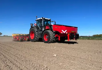 <em class="placeholder">Trémie frontale FH 2200 et semoir monograine Tempo V de Vädersatd attelés sur un tracteur Fendt</em>