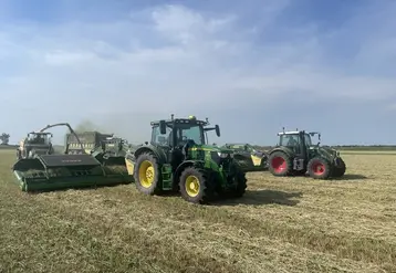 Andaineur à tapis Krone Swativo T 1040 Pro derrière un tracteur John Deere