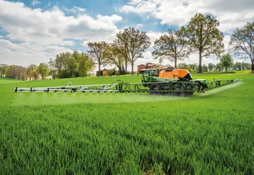 <em class="placeholder">Pulvériateur automoteur Amazone Pantera au travail</em>
