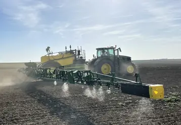<em class="placeholder">Pulvérisateur traîné John Deere avec rampe équipée de portes-buses PWM pour le spot spraying</em>