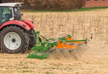 <em class="placeholder">Rouleau hacheur porté Amazone TopCut 6000-2 attelé à un tracteur Massey Ferguson</em>