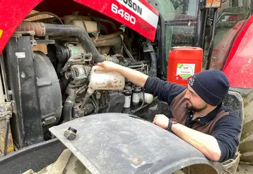 <em class="placeholder">Opérateur qui réalise l'appoint d'huile dans le moteur du tracteur.</em>