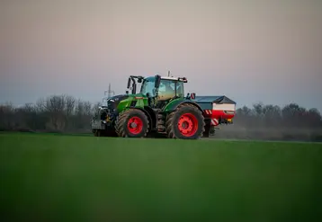 <em class="placeholder">Tracteur Fendt avec épandeur engrais porté Kverneland.</em>