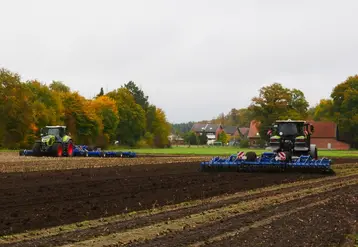 <em class="placeholder">Deux tracteurs Claas Axion 9 au travail du sol.</em>