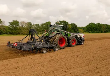 <em class="placeholder">Scalpeur Sky Agriculture Methys PCS avec unité de semis, trémie frontale Progress TF et Tracteur Fendt</em>
