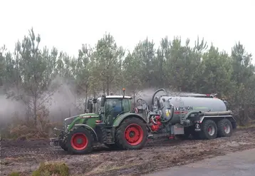 <em class="placeholder">Tracteur et tonne à lisier arrosant la lisière d'une forêt.</em>