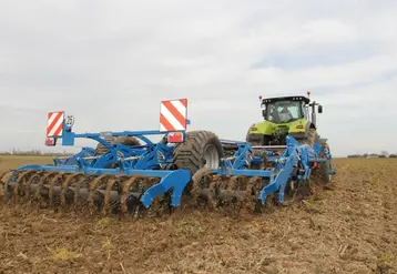 Tracteur Claas et déchaumeur Carré