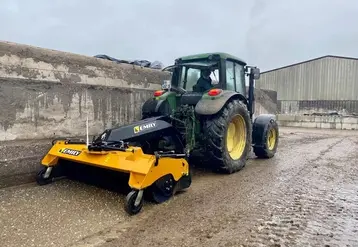 <em class="placeholder">Balayeuse Emily Multisweep sur relevage arrière de tracteur John Deere</em>