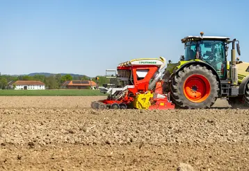 <em class="placeholder">Semoir pneumatique Pöttinger Aerosem M en combinaison avec tracteur Claas</em>