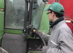 Agriculteur remplissant la cuve de GNR de son tracteur