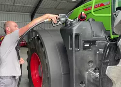 Agriculteur remplissant le réservoir de son tracteur de GNR