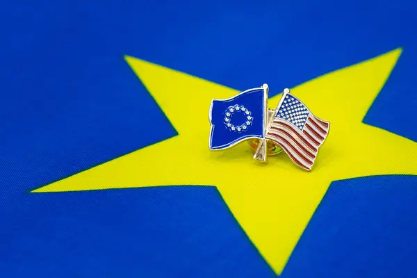 Insignes de l'UE et des Etats-Unis sur un drapeau européen