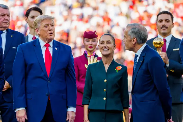 Donald Trump et Mark Carney discutant en marge de la finale de la Coupe du Monde de football