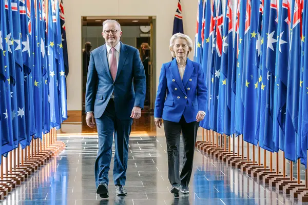 La présidente de la Commission européenne, Ursula von der Leyen et le premier ministre australien, Anthony Albanese marchant vers la conclusion de l'a