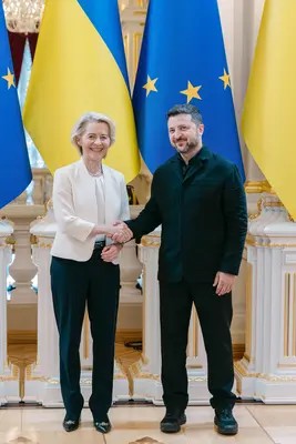 Poignée de main entre Ursula von der Leyen et Volodymyr Zelenskyy