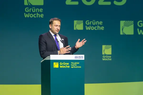Le commissaire européen à l'Agriculture, Christophe Hansen, fait un discours à la Grune Woche 2025