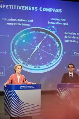 La présidente de la Commission européenne, Ursula von der Leyen, et le vice-président, Stéphane Séjournée, présentent la "boussole pour la compétitivi