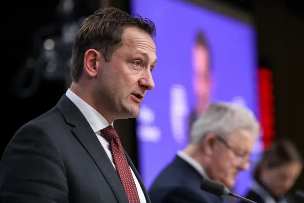 Le commissaire européen à l'Agriculture, Christophe Hansen, en conférence de presse à l'issue du Conseil Agriculture du 24 février