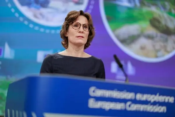 La commissaire européenne à l'Environnement, Jessika Roswall en conférence de presse