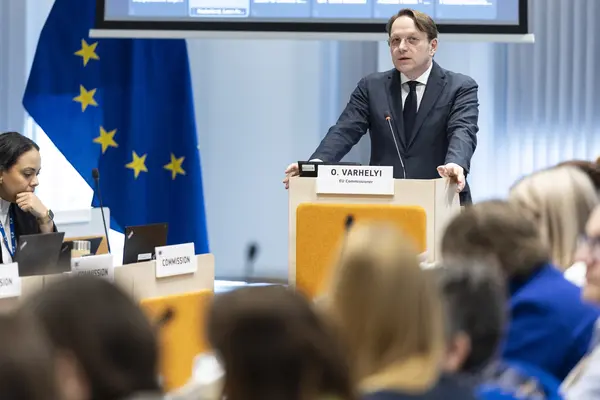 Le commissaire européen à la Santé et au bien-être animal Oliver Varhelyi devant la plateforme européenne sur le bien-être animal