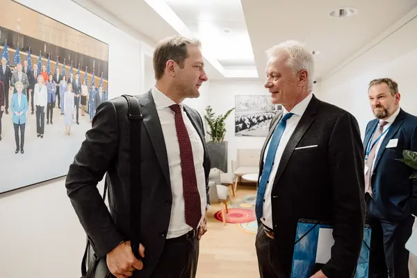 Le commissaire européen à l'Agriculture Christophe Hansen rencontre le ministre allemand de l'Agriculture, Alois Rainer, en marge du Conseil Agricultu