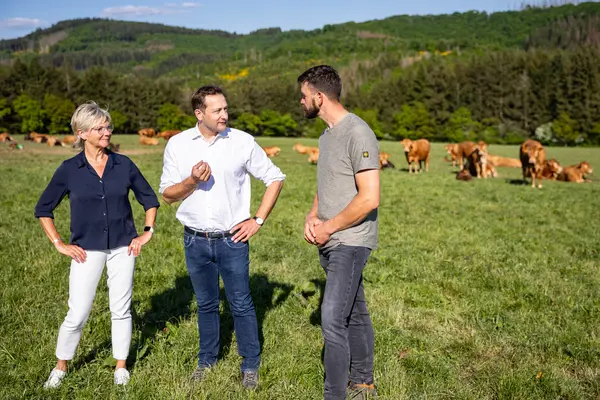 Le commissaire européen à l'Agriculture, Christophe Hansen, en visite dans une ferme au Luxembourg