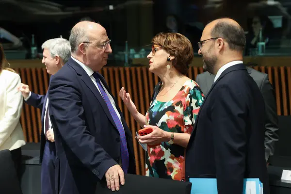 La ministre française de l'Agriculture Annie Genevard en discussion avec son homologue portugais José Manuel Fernandes