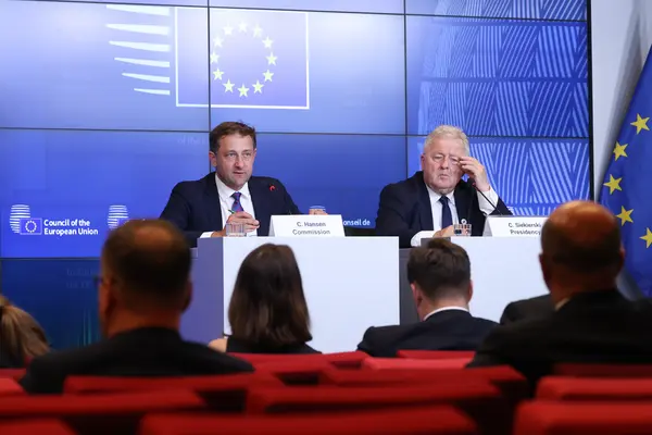 Le commissaire européen Christophe Hansen en conférence de presse avec le ministre polonais Siekierski