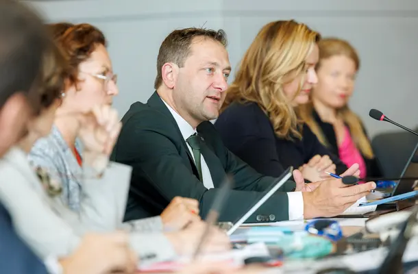 Le commissaire européen Christophe Hansen discute avec des parties prenantes