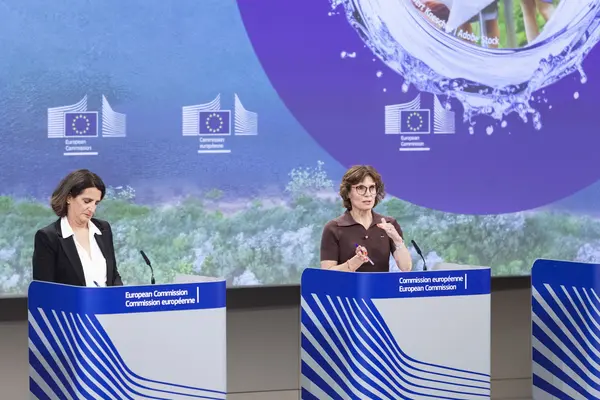 La commissaire européenne à l'Environnement, Jessika Roswall en conférence de presse